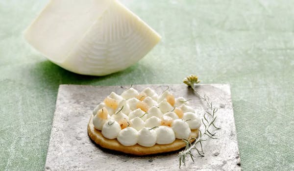 Tart di frolla con crema al formaggio e gelatina di pere ed elicriso