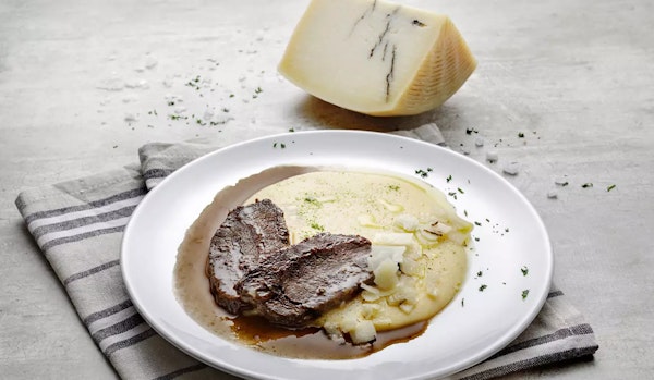 R022 b22-polenta-con-pecorino-al-tartufo-e-stracotto-di-bue-rosso