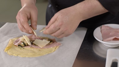 Crepes con Pecorino Sardo, funghi e prosciutto.