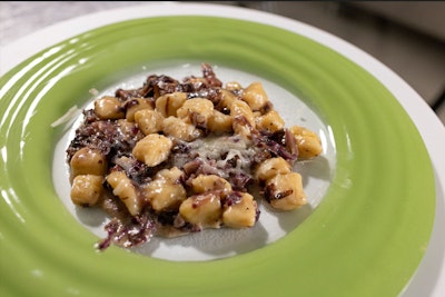 Gnocchi di patate con Pecorino al tartufo, radicchio e speck.