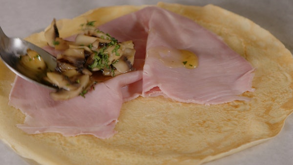 crepes-con-pecorino-sardo-funghi-e-prosciutto.webp