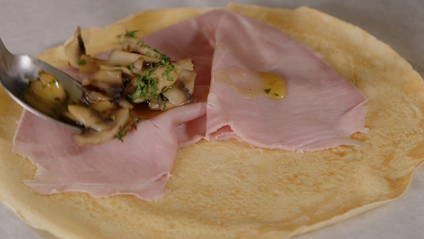 crepes-con-pecorino-sardo-funghi-e-prosciutto.webp