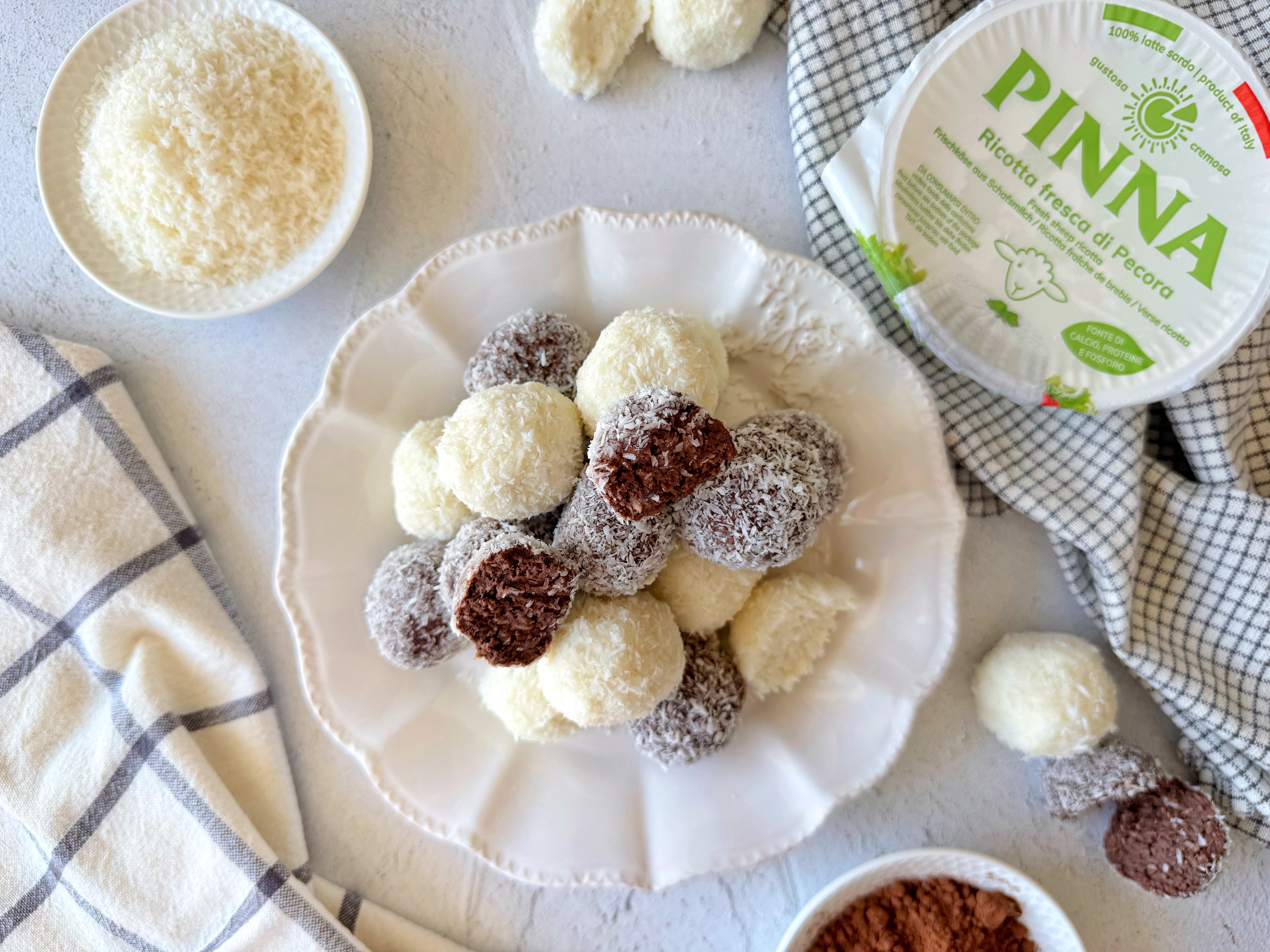 Tartufini Ricotta Cocco e Cioccolato