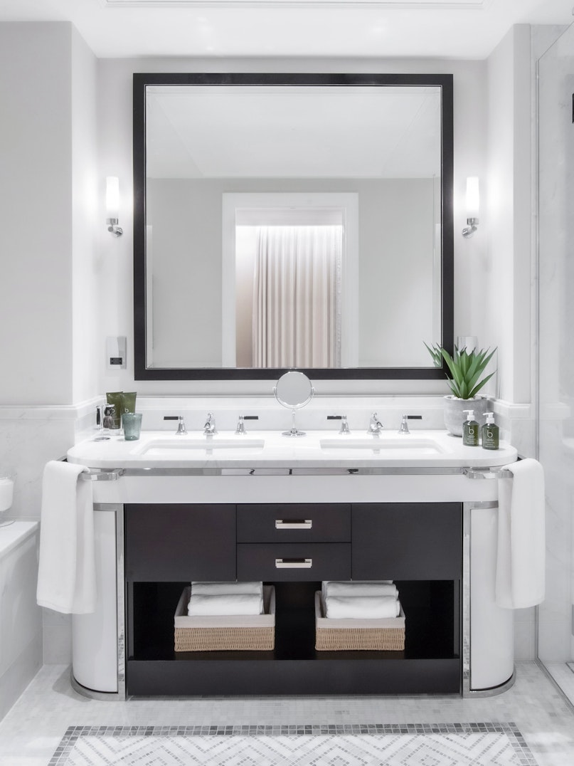 Auriens Show Bathroom