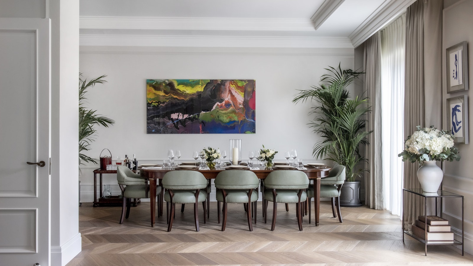 Show apartment dining area