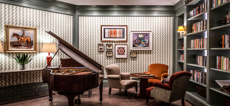Baby grand piano in the library at Auriens Chelsea