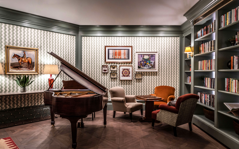 Baby grand piano in the library at Auriens Chelsea