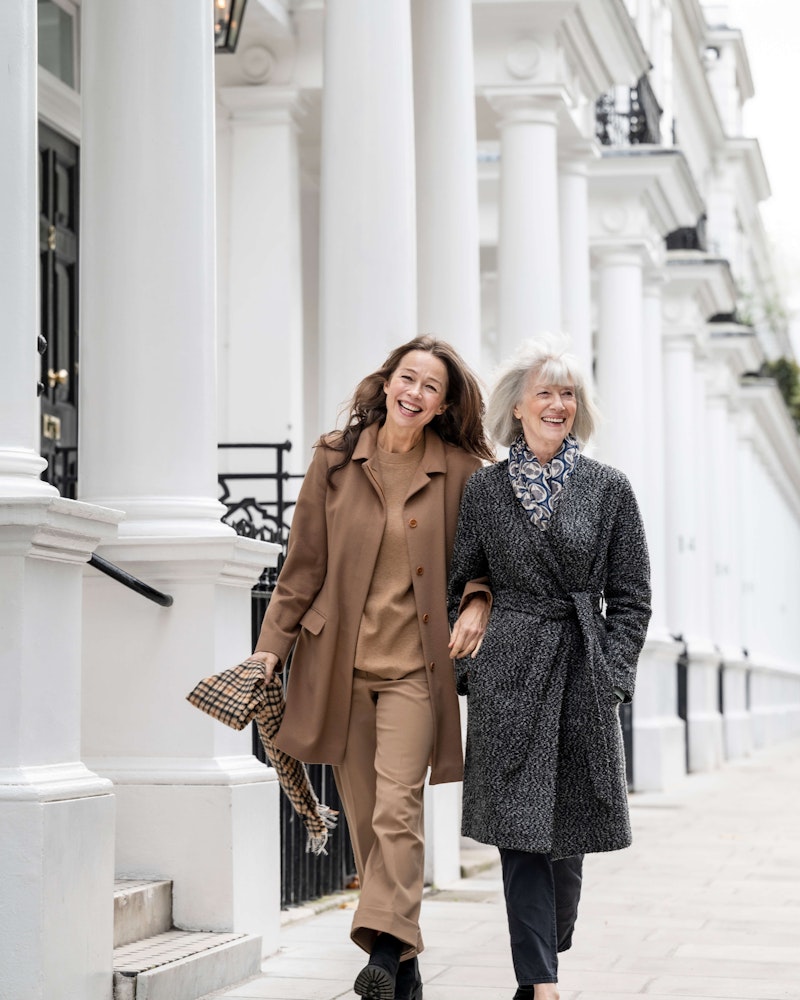 Moth and daughter walking through Chelsea