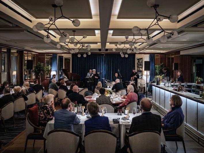 People dining at Auriens Chelsea with a live jazz band