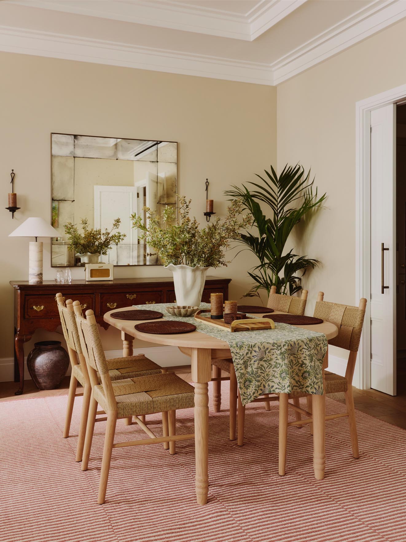 Show Dining area at Auriens Chelsea
