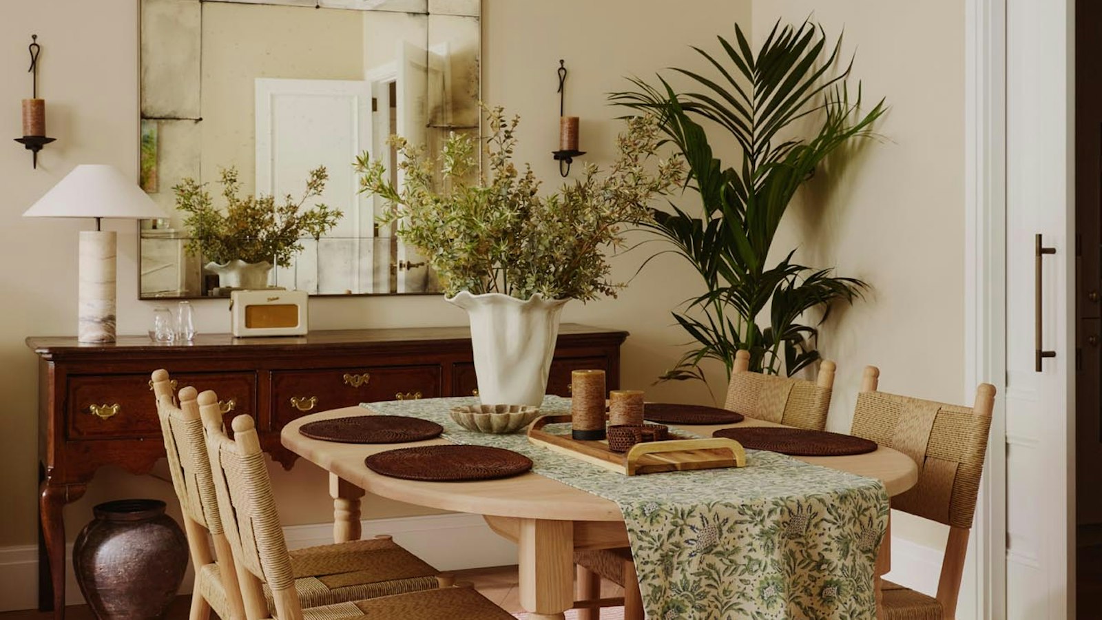 Show Dining area at Auriens Chelsea