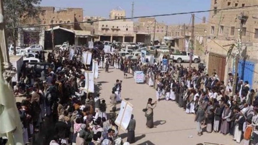 يمنيون يحتجون على وضع الولايات المتحدة للحوثيين على القائمة السوداء، محافظة صعدة، اليمن ، 16 يناير/كانون الثاني 2021. المصدر: وكالة تسنيم للأنباء