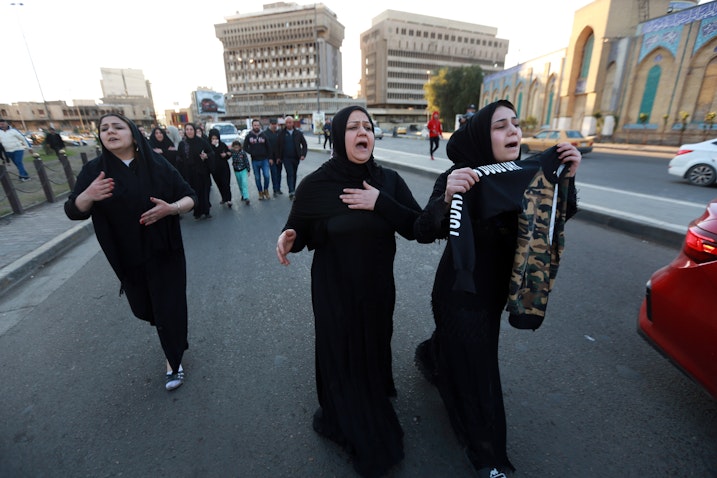 أقارب في حزن على قتلاهم في تفجير انتحاري مزدوج في بغداد ، العراق في 21 يناير / كانون الثاني 2021 (الصورة عبر غيتي إيماجز)