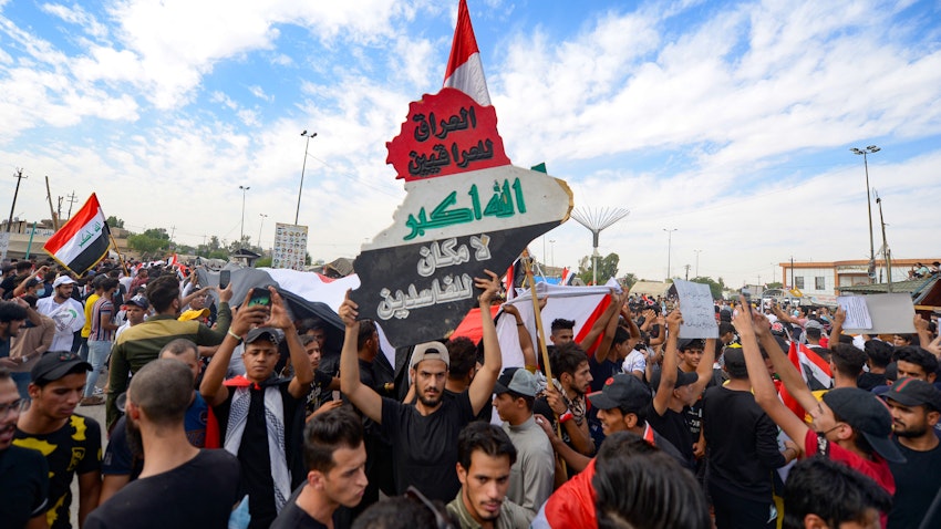 متظاهرون عراقيون يحيون الذكرى السنوية الأولى لحركة الاحتجاج الواسعة التي طالب فيها الشارع العراقي بتحسين الخدمات العامة، والإصلاحات ووضع حد للفساد المستشري. النجف، العراق. 25 أكتوبر/تشرين الأول 2020 (الصورة عبر غيتي إيماجز)