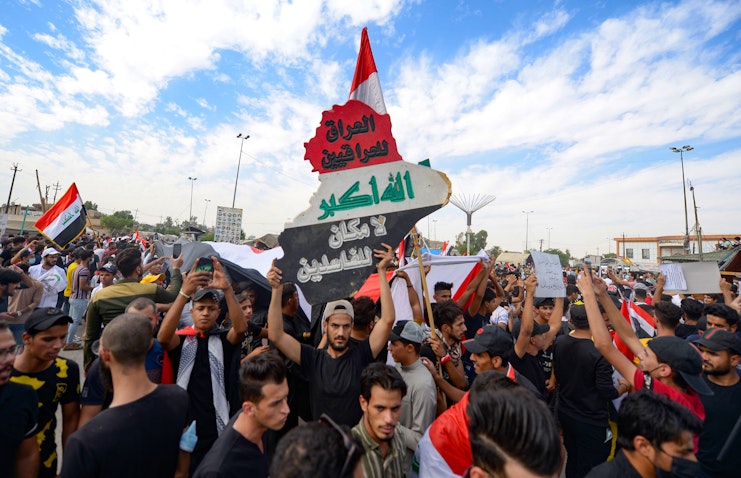 متظاهرون عراقيون يحيون الذكرى السنوية الأولى لحركة الاحتجاج الواسعة التي طالب فيها الشارع العراقي بتحسين الخدمات العامة، والإصلاحات ووضع حد للفساد المستشري. النجف، العراق. 25 أكتوبر/تشرين الأول 2020 (الصورة عبر غيتي إيماجز)