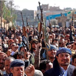 .يمنيون ينظمون احتجاجا على قرار الولايات المتحدة بتصنيف جماعة أنصار الله الحوثية كمنظمة إرهابية. صنعاء في 20 يناير/كانون الثاني 2021 المصدر: وكالة تسنيم للأنباء