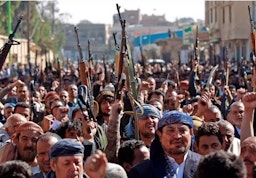 .يمنيون ينظمون احتجاجا على قرار الولايات المتحدة بتصنيف جماعة أنصار الله الحوثية كمنظمة إرهابية. صنعاء في 20 يناير/كانون الثاني 2021 المصدر: وكالة تسنيم للأنباء