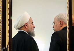حسن روحانی، رئیس جمهور ایران به همراه محمد جواد ظریف، وزیر امور خارجه در ساختمان وزارت خارجه؛ تهران، ایران، مرداد. ۱۵ مرداد ۱۳۹۸(عکس از خبرگزاری تسنیم) 