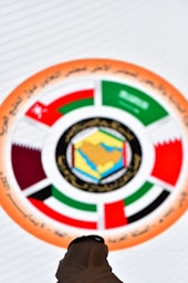 نشان شورای همکاری خلیج فارس در آستانه برگزاری چهل و یکمین نشست شورا در شهر ال اولا، عربستان سعودی. ۱۶ دی ۱۳۹۹. (عکس از گتی ایمیجز) 