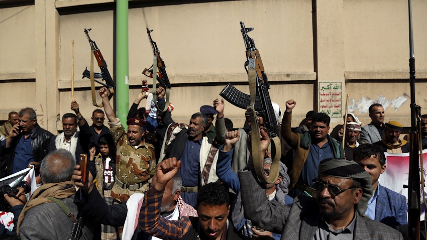 مقاتلون حوثيون يحتجون على قرار الولايات المتحدة إدراج الجماعة كمنظمة إرهابية أجنبية في 20 يناير/كانون الثاني 2021 في صنعاء ، اليمن. (الصورة عبر غيتي إيماجز)