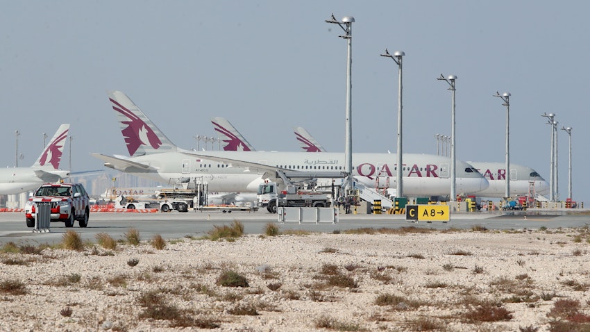 هواپیماهای خطوط هوایی قطر بر روی باند فرودگاه بین‌المللی حمد، دوحه. ۲۲ دی ۱۳۹۹. (عکس از گتی ایمیجز)