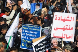 متظاهرون عراقيون يحتشدون في ذكرى مقتل المهندس وسليماني في بغداد 3 يناير /كانون الثاني 2021 (الصورة عبر غيتي)