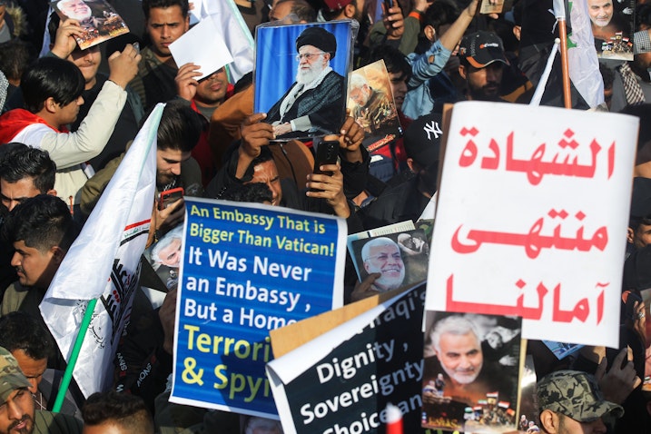 متظاهرون عراقيون يحتشدون في ذكرى مقتل المهندس وسليماني في بغداد 3 يناير /كانون الثاني 2021 (الصورة عبر غيتي)