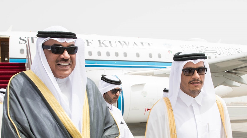 وزیر امور خارجه قطر محمد بن عبدالرحمان در حال خوشامدگویی به همتای کویتی خود صباح خالد الحمد الصباح در دوحه. ۲۴ اردیبهشت ۱۳۹۷.(عکس از گتی ایمیجز)