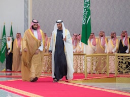 استقبال محمد بن سلمان از محمد بن زاید؛ ابوظبی، امارات متحده‌ی عربی، ۱ آذر ۱۳۹۷/ ۲۲ نوامبر ۲۰۱۸ (عکس از گتی ایمیجز)