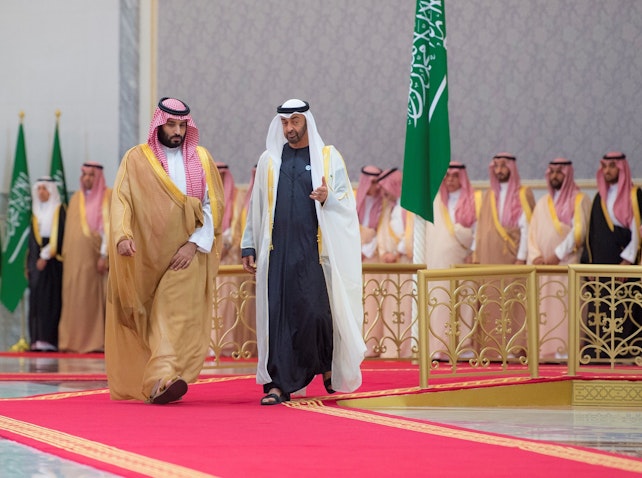 استقبال محمد بن سلمان از محمد بن زاید؛ ابوظبی، امارات متحده‌ی عربی، ۱ آذر ۱۳۹۷/ ۲۲ نوامبر ۲۰۱۸ (عکس از گتی ایمیجز)