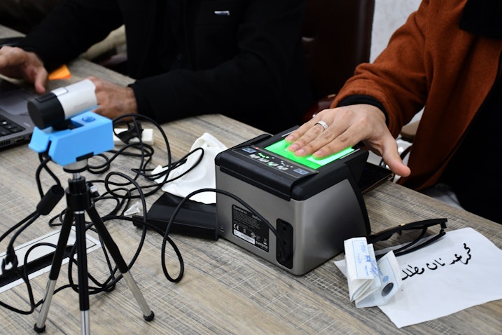 مرأة عراقية تحدّث سجلها الإنتخابي في الناصرية بمحافظة ذي قار في 12 يناير /كانون الثاني 2021 (الصورة عبر غيتي إيماجز)