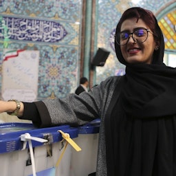 امرأة تدلي بصوتها في الانتخابات البرلمانية الإيرانية لعام 2020. طهران، إيران، 2 مارس/آذار 2020. المصدر: صادق صادق نیک گستر/ وكالة أنباء فارس