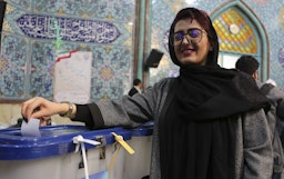یک زن درحال رأی دادن در انتخابات مجلس سال ۱۳۹۸. تهران، ایران. ۱۲ اسفند ۱۳۹۸. (عکس از صادق نیک گستر/ خبرگزاری فارس)