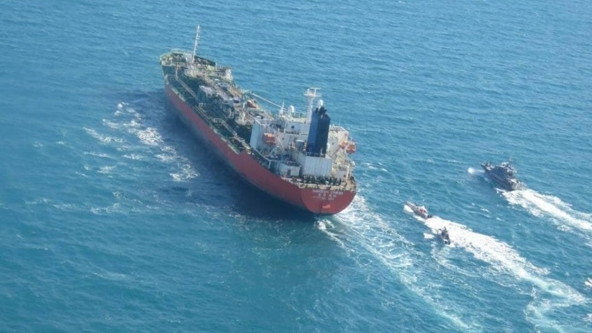توقیف نفت‌کش کره جنوبی توسط سپاه پاسداران ایران به دلیل ایجاد آلودگی دریایی، خلیج فارس. ۱۵ دی ۱۳۹۹. (عکس از خبرگزاری تسنیم)