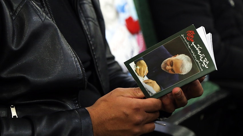 مردی که وصیت‌نامه‌ سلیمانی را در نخستین سالگرد ترور او در دست دارد. سنندج، ایران. ۱۹ دی ۱۳۹۹. (عکس از خبرگزاری فارس)