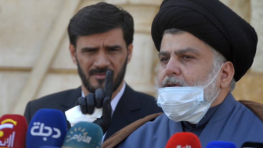 روحانی عراقی مقتدی الصدر در حال سخنرانی در مورد حمایتش از انتخابات پیش از موعد تحت نظارت سازمان ملل،‌ ۲۲ بهمن ۱۳۹۹/ ۱۰ فوریه ۲۰۲۱ (عکس از گتی ایمیجز)