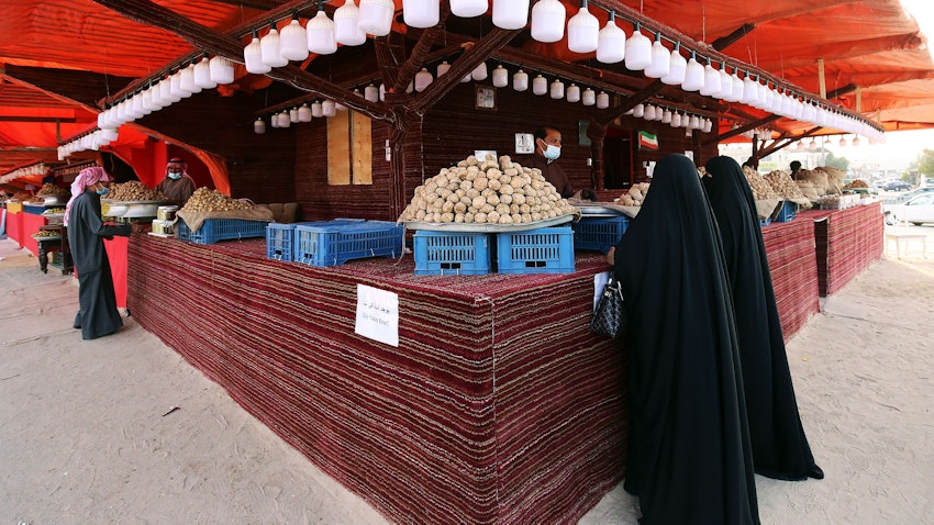 نساء يشترين كمأ الصحراء في مدينة الكويت، 3 فبراير/شباط 2021 (الصورة عبر غيتي إيماجز)