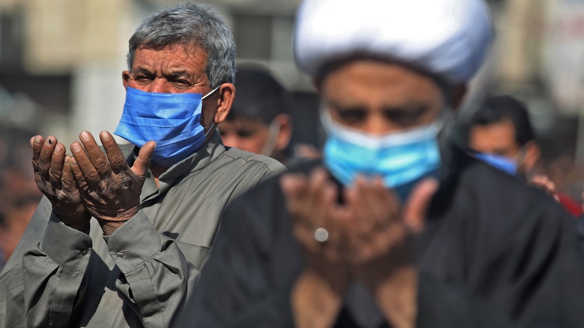العراقيون يؤدون صلاة الجمعة في مدينة الصدر ببغداد في 29 يناير /كانون الثاني 2021 وسط جائحة فيروس كورونا. (الصورة عبر غيتي إيماجز)