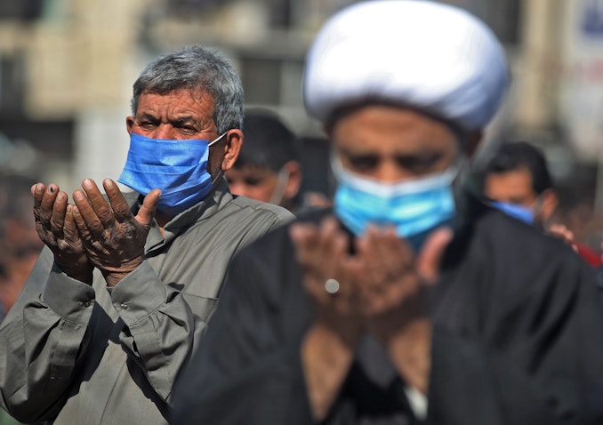 العراقيون يؤدون صلاة الجمعة في مدينة الصدر ببغداد في 29 يناير /كانون الثاني 2021 وسط جائحة فيروس كورونا. (الصورة عبر غيتي إيماجز)
