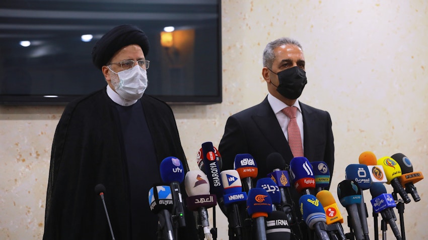 رئيس السلطة القضائية الإيرانية إبراهيم رئيسي (إلى اليسار) ورئيس مجلس القضاء الأعلى العراقي فائق زيدان (يمين) خلال مؤتمر صحفي مشترك في بغداد، العراق في 9 فبراير/ شباط 2021 (الصورة عبر غيتي إيماجز)