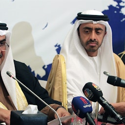 البحريني خالد بن أحمد آل خليفة في مؤتمر صحفي مشترك مع وزير خارجية الإمارات العربية المتحدة في المنامة في 17 فبراير/شباط 2011 (الصورة عبر غيتي إيماجز)