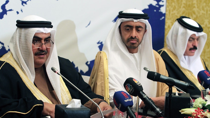 سیاستمدار بحرینی، خالد بن احمد آل خلیفه، در یک کنفرانس مطبوعاتی مشترک با وزیر خارجه امارات در منامه در ۲۸ بهمن ۱۳۸۹/  ۱۷ فوریه ۲۰۱۱ (عکس از گتی ایمیجز)