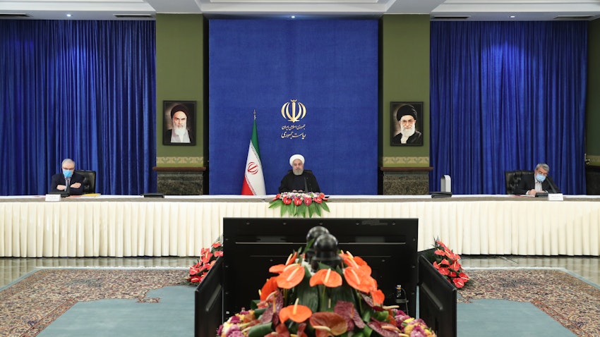 سخنرانی حسن روحانی رئیس‌جمهوری ایران در جلسه ستاد ملی مبارزه با کرونا، تهران، ۲۵ بهمن ۱۳۹۹ (عکس از سایت ریاست جمهوری ایران). 