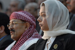 (رغد حسين، ابنة الرئيس العراقي السابق صدام حسين، إلى جانب زعيم حزب البعث اليمني قاسم صلام في 7 فبراير/شباط 2007 (الصورة عبر غيتي إيماجز