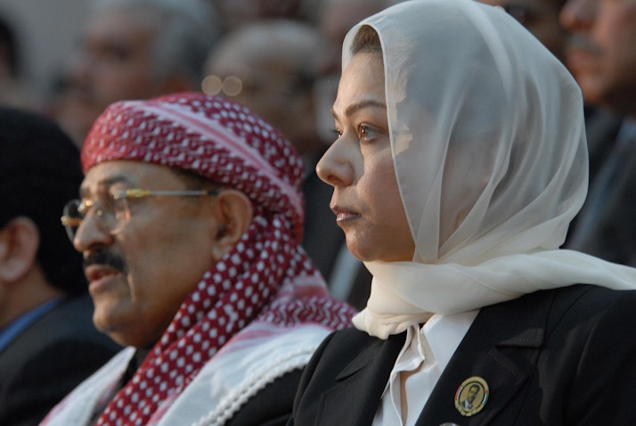 (رغد حسين، ابنة الرئيس العراقي السابق صدام حسين، إلى جانب زعيم حزب البعث اليمني قاسم صلام في 7 فبراير/شباط 2007 (الصورة عبر غيتي إيماجز