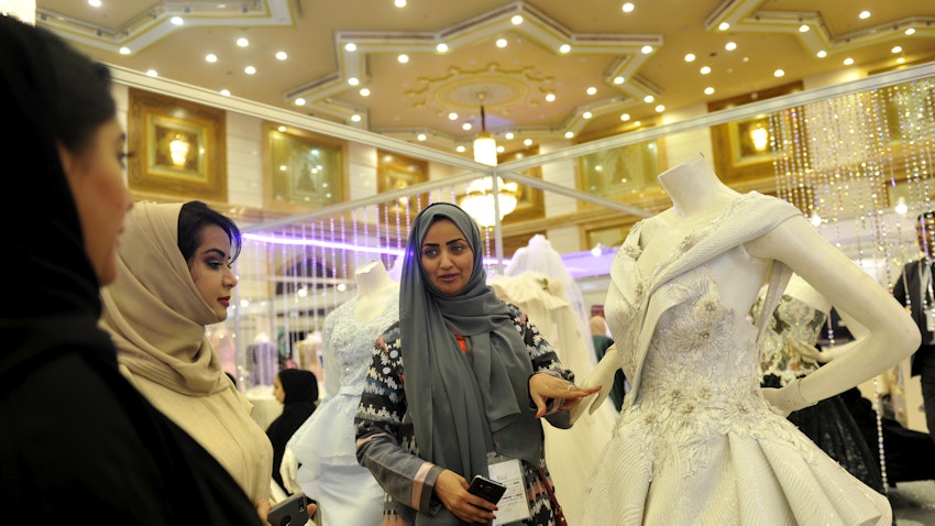نساء سعوديات في معرض الزفاف في جدة، المملكة العربية السعودية في 11 أبريل/نيسان 2017 ( الصورة عبر غيتي إيماجز)