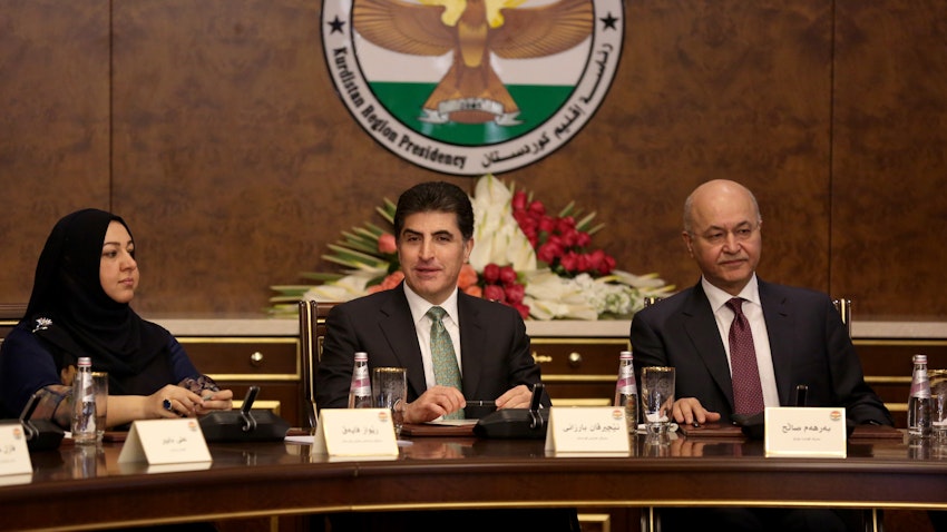 رئيسة البرلمان الكردي ريواز فائق والرئيس نيجيرفان بارزاني والرئيس العراقي برهم صالح (يمين) يحضرون اجتماعًا في 5 نوفمبر/تشرين الثاني 2019 في أربيل، العراق. (الصورة عبر غيتي إيماجز)