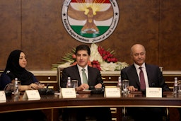 رئيسة البرلمان الكردي ريواز فائق والرئيس نيجيرفان بارزاني والرئيس العراقي برهم صالح (يمين) يحضرون اجتماعًا في 5 نوفمبر/تشرين الثاني 2019 في أربيل، العراق. (الصورة عبر غيتي إيماجز)