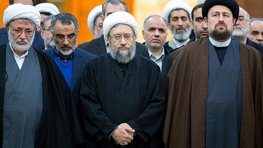 رجلا الدين الإيرانيين صادق أمولي لاريجاني (وسط) وحسن الخميني (يمين) في طهران، إيران في 31 يناير/كانون الثاني 2018. (تصوير محمد حسن زاده عبر وكالة تسنيم للأنباء)