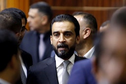 وصول رئيس مجلس النواب العراقي، محمد الحلبوسي، إلى مؤتمره الصحفي في 18 سبتمبر/أيلول 2018 (الصورة عبر غيتي إيماجز)